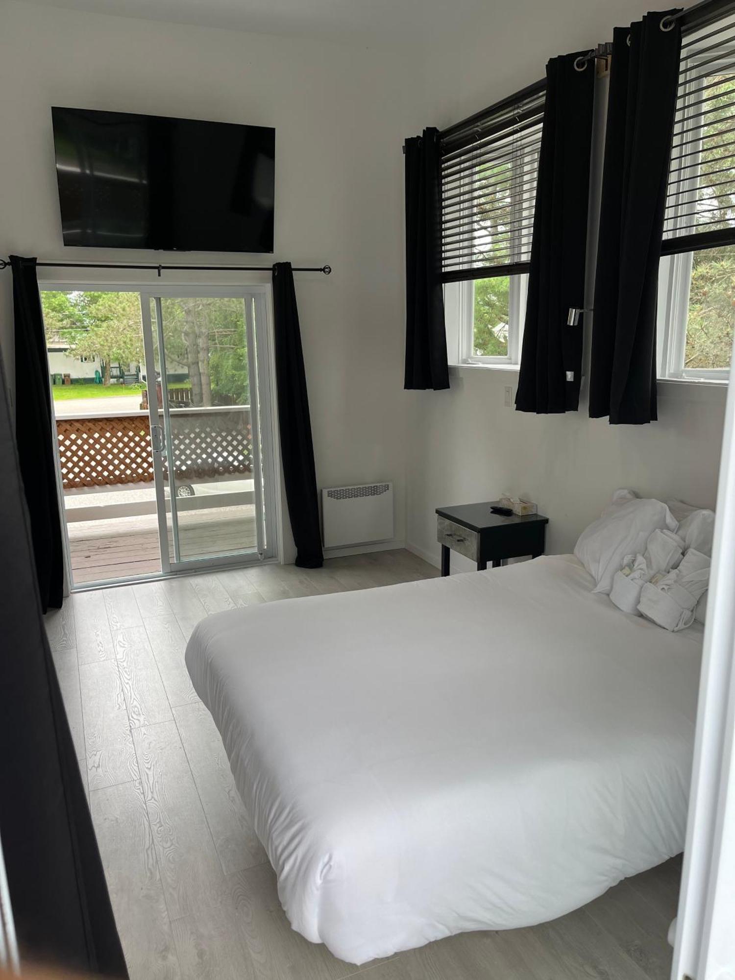 Auberge De Ferme-Neuve Lac-Saint-Paul Buitenkant foto